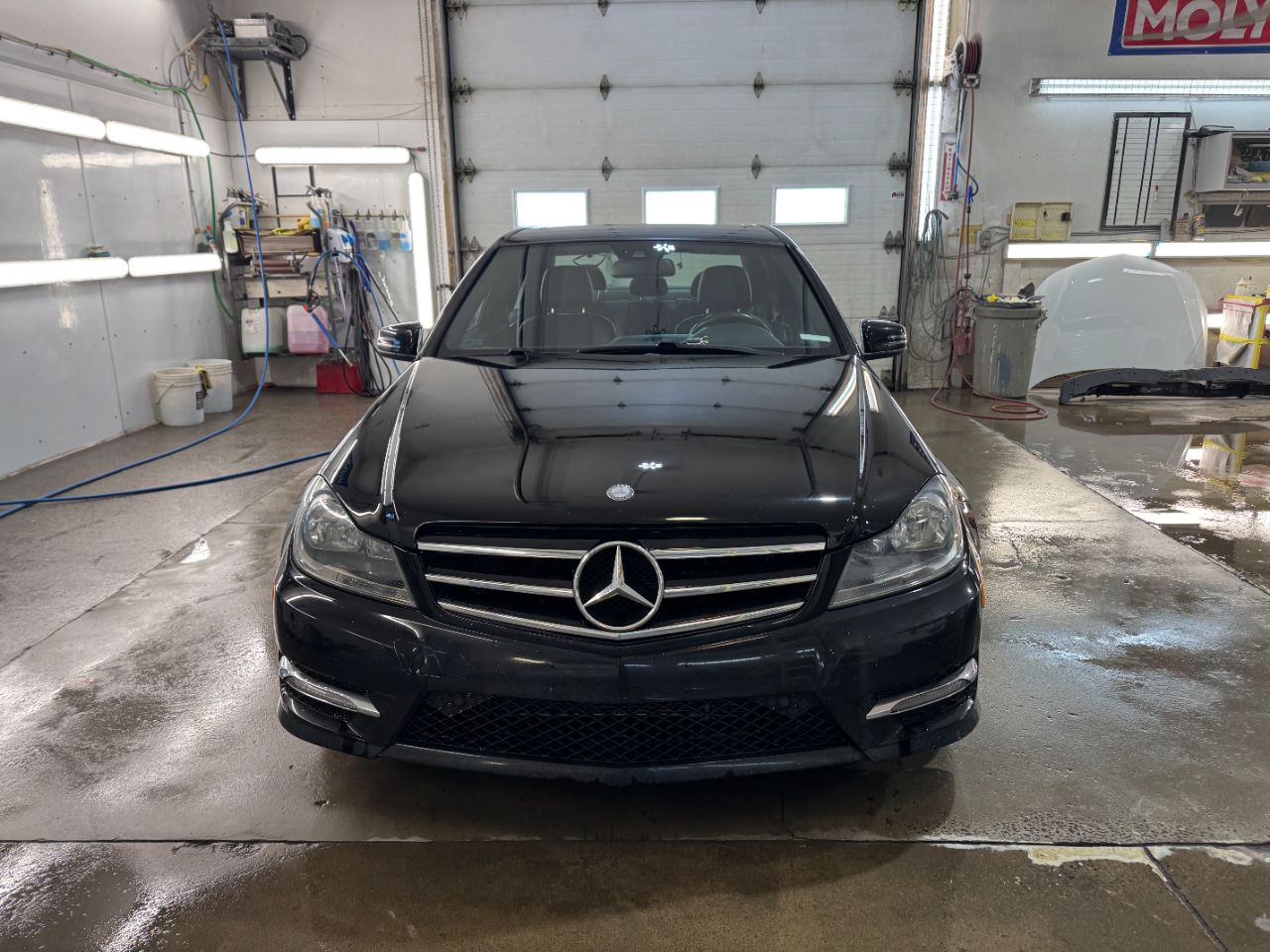 Mercedes-Benz C300 noire vue de face après restauration complète.