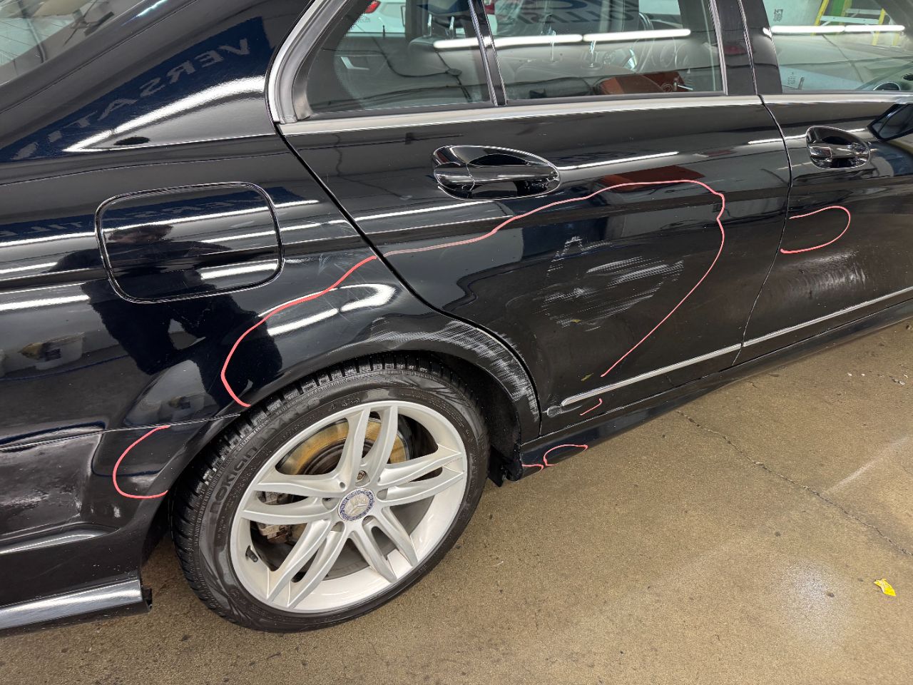 Impact sur la porte arrière et panneau latéral.