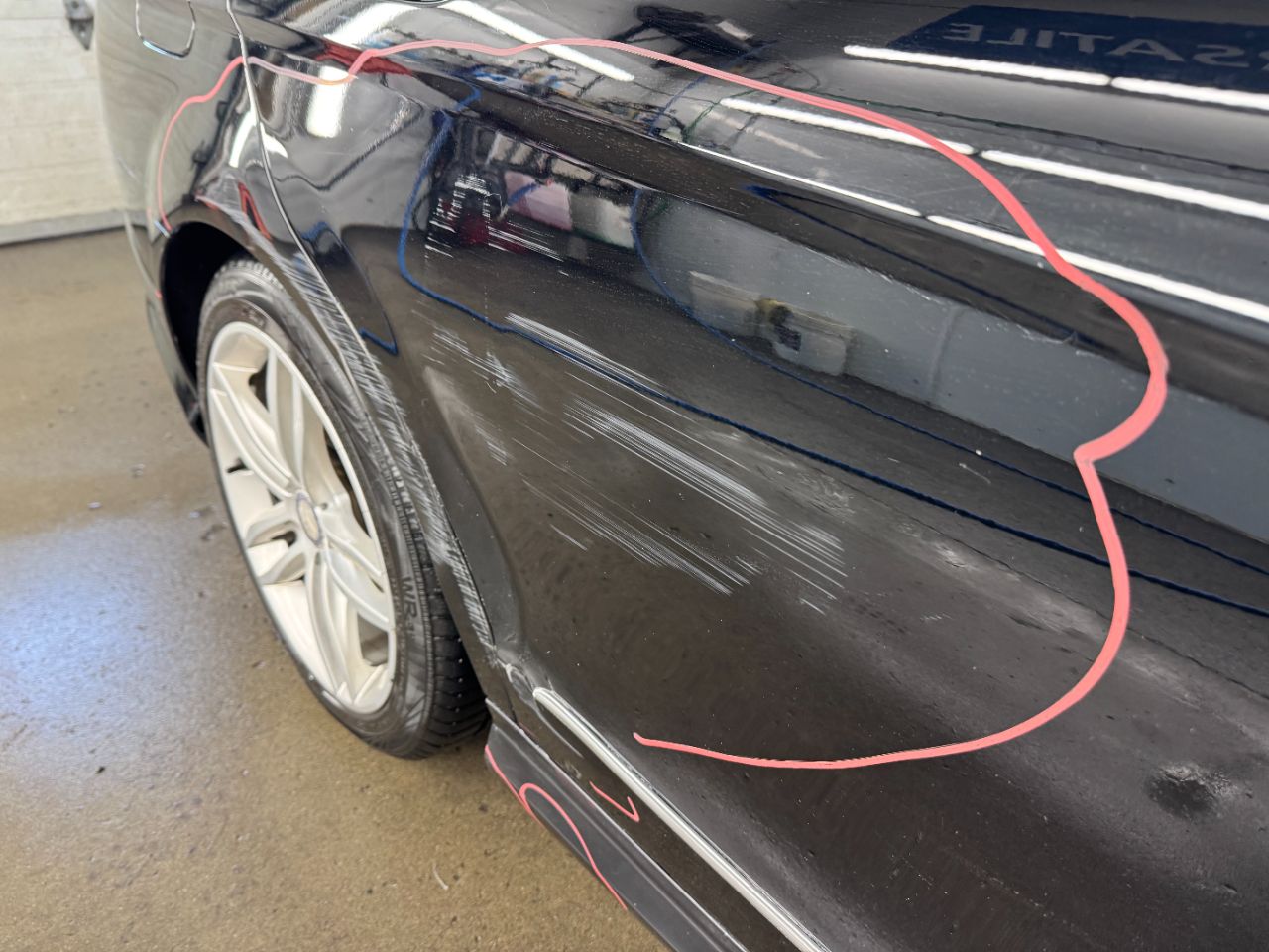 Carrosserie Mercedes-Benz C300 avant réparation.