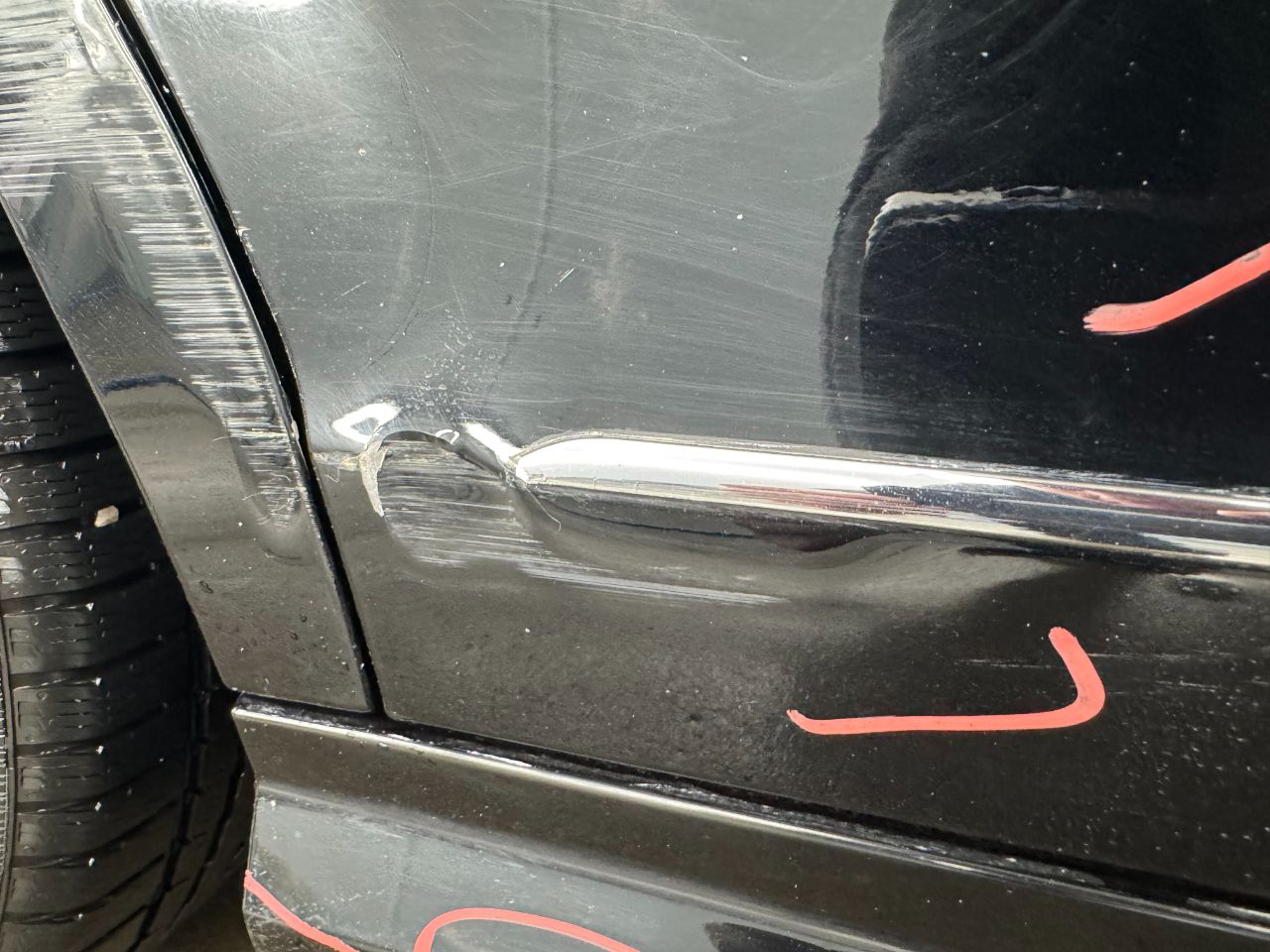 Marquage des zones à réparer sur la Mercedes-Benz C300.