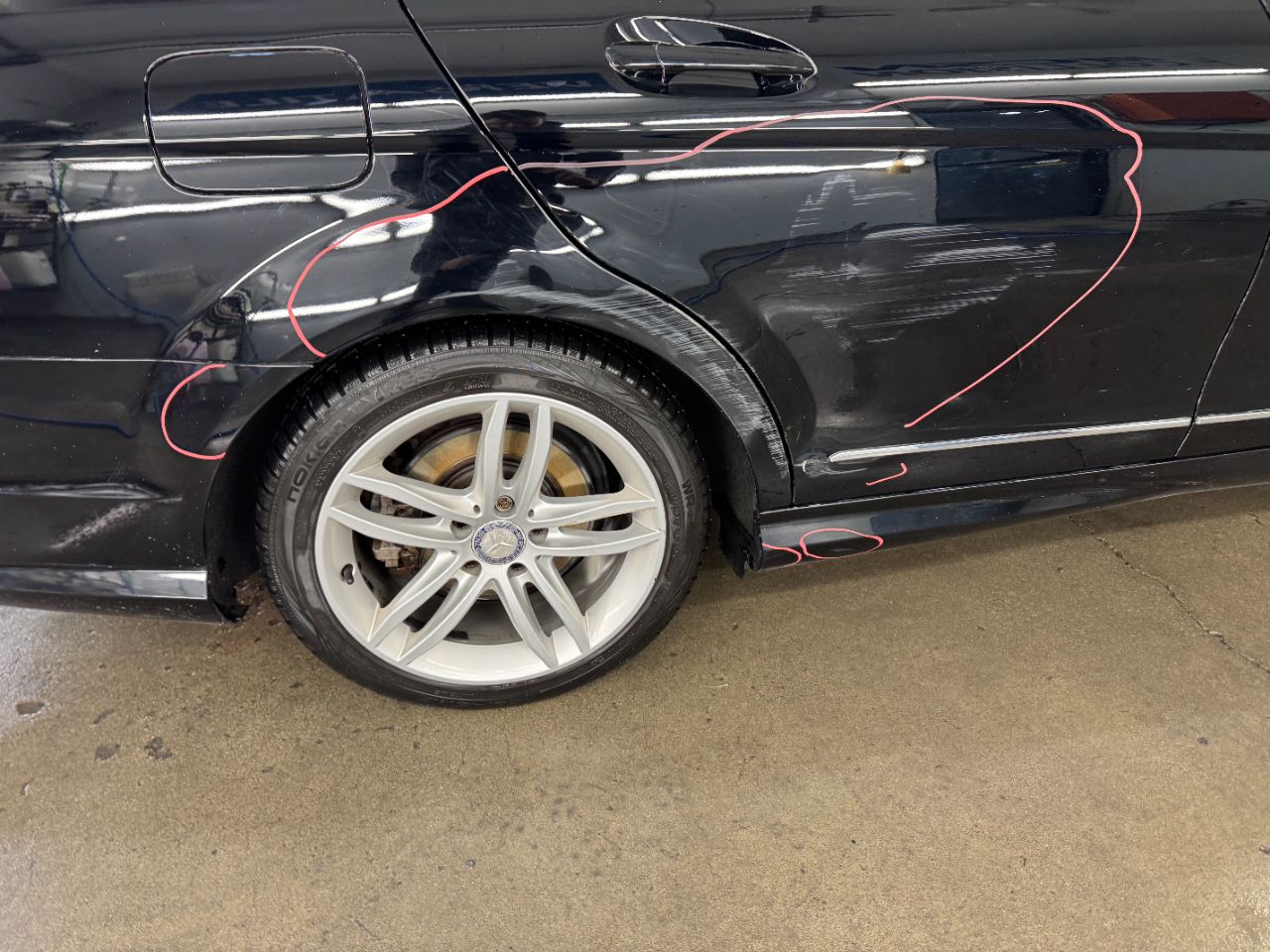 Jante Mercedes-Benz C300 restaurée après impact.