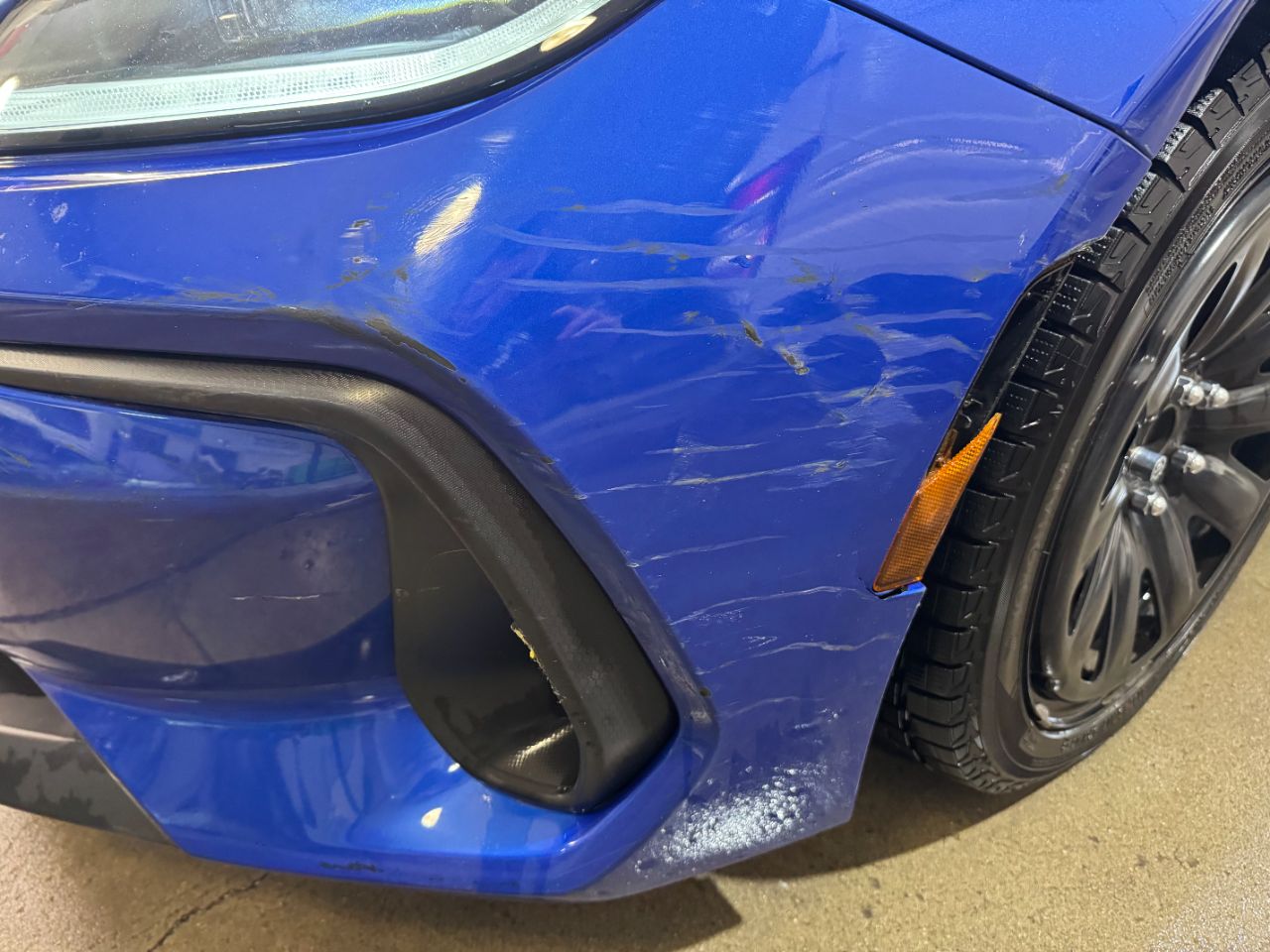 Subaru BRZ pare-choc droit éraflé