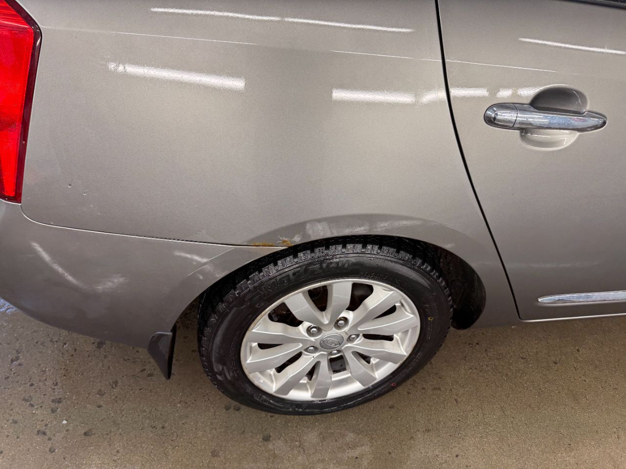 kia rondo Rouille sur aile arrière droite Kia Rondo EX