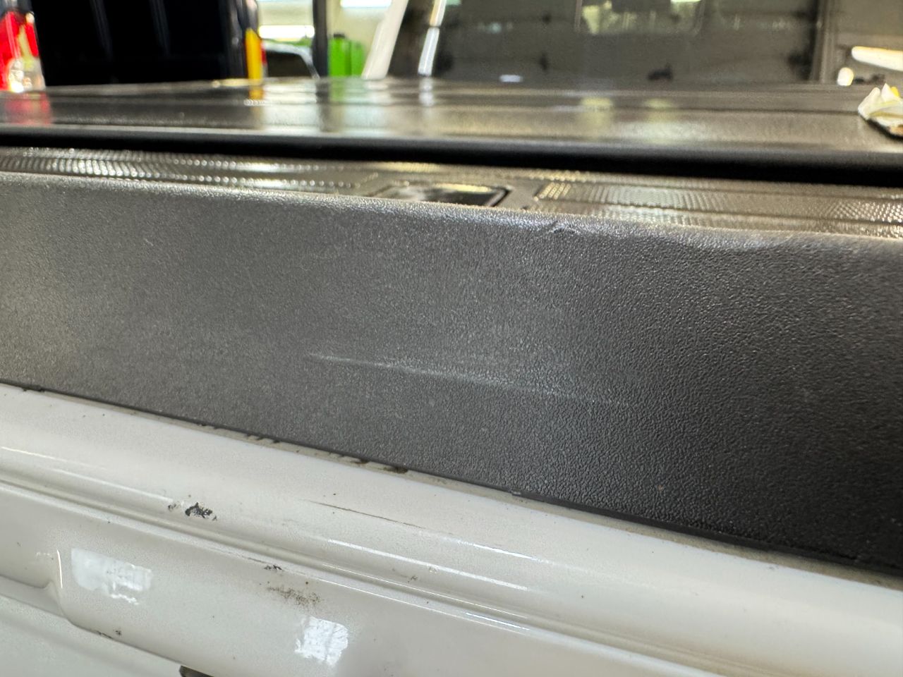 Ford F-250 Super Duty moulure hayon rayée