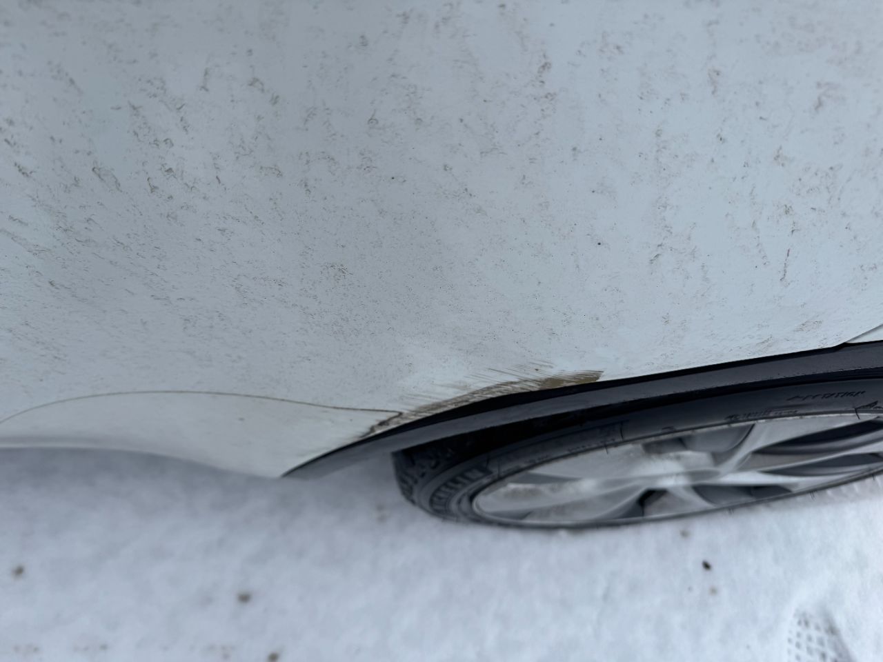 tesla Impact sur aile arrière droite Tesla