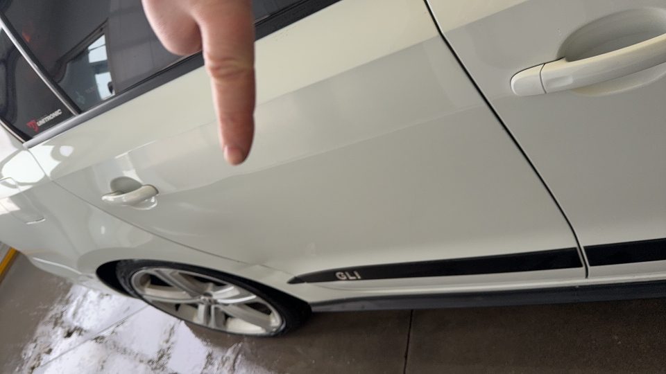 Réassemblage et contrôle de finition sur une Volkswagen GLI après réparation complète.