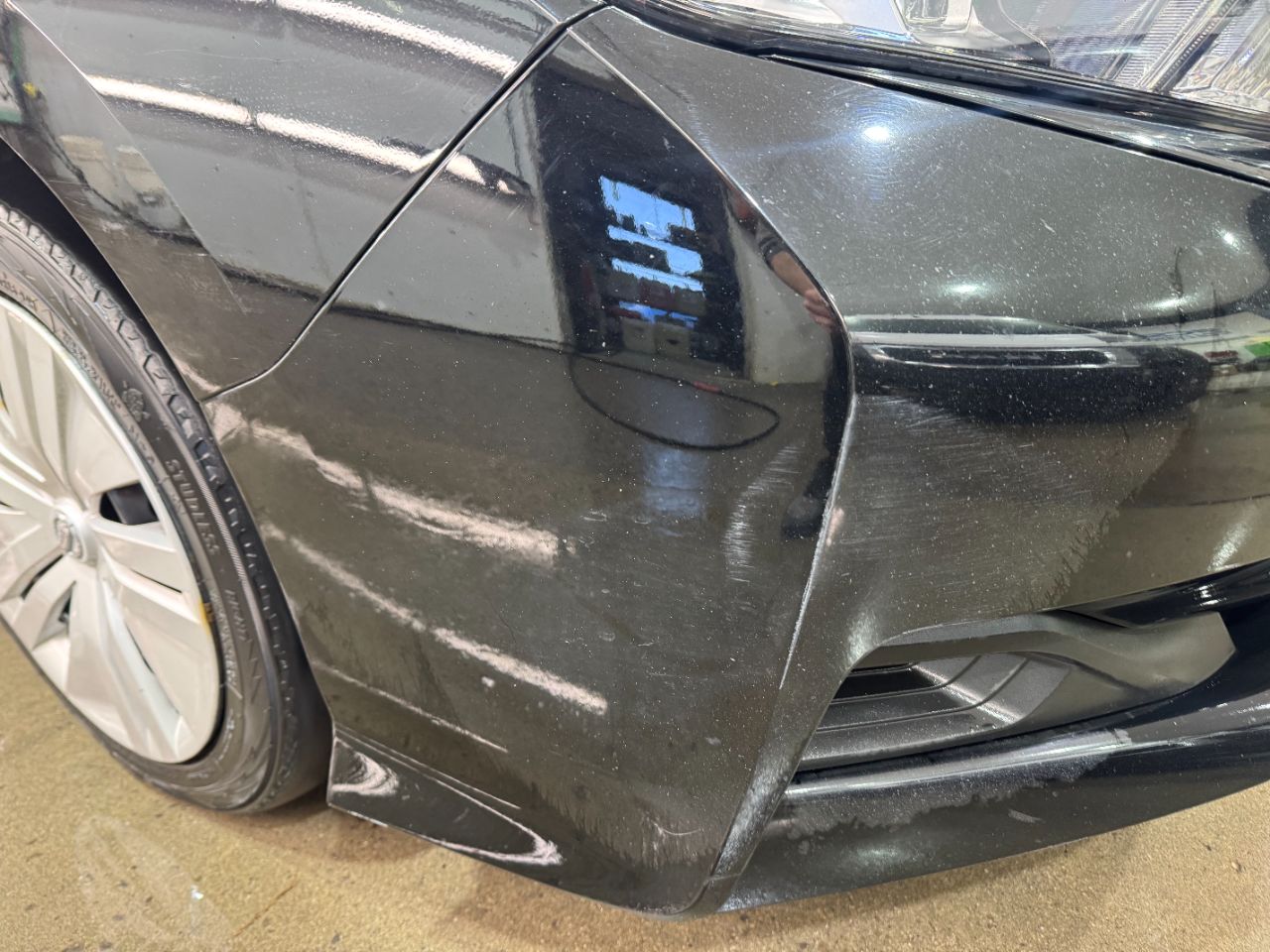 Griffures sur le plastique du feu arrière droit de la Nissan Leaf