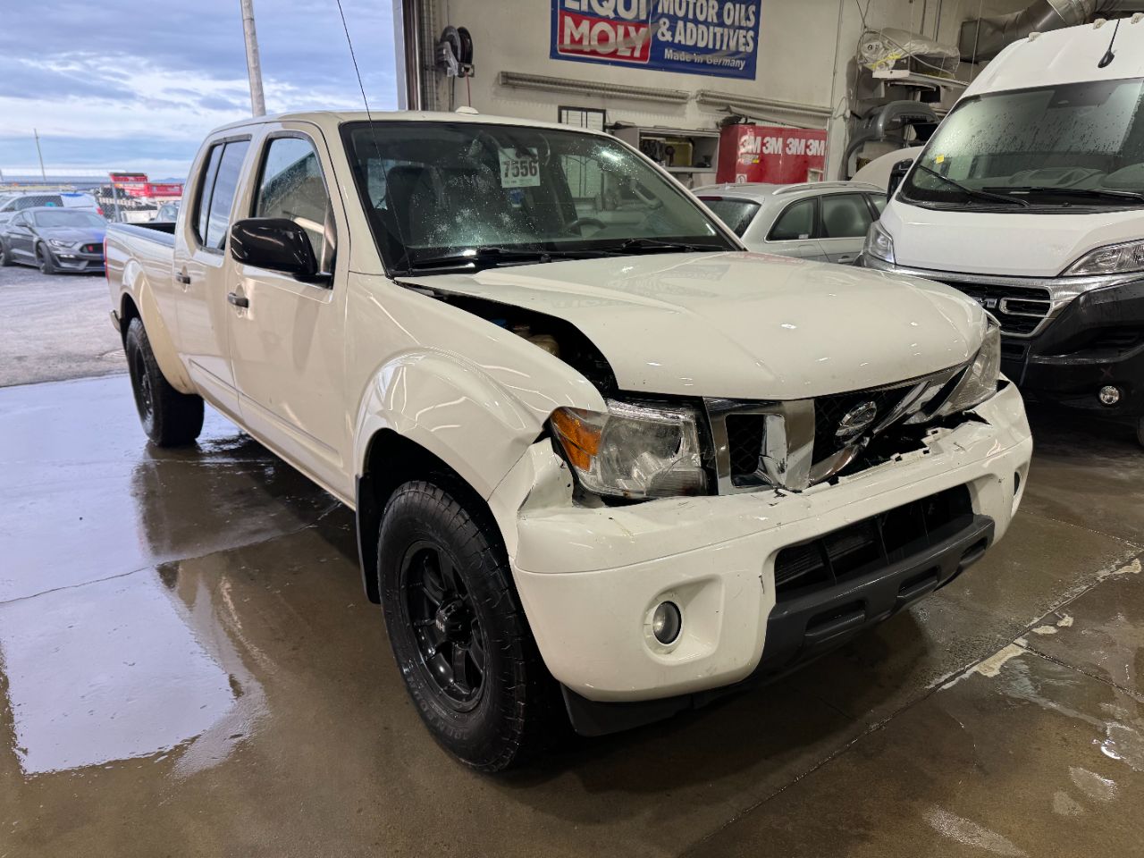 Vue frontale du Nissan Frontier accidenté