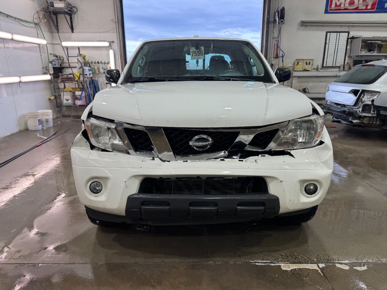 Capot avant Nissan Frontier plié