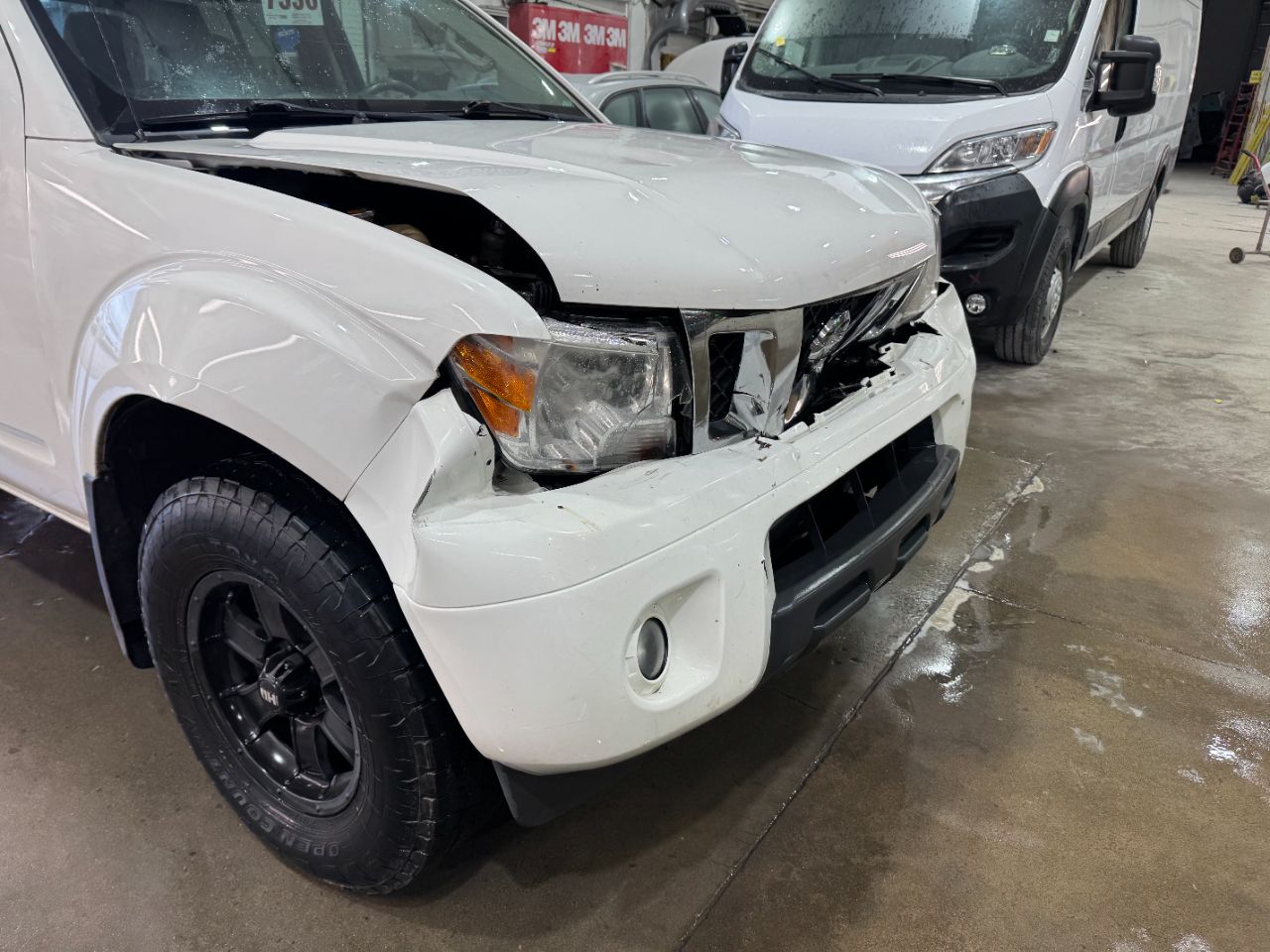 Capot avant Nissan Frontier plié