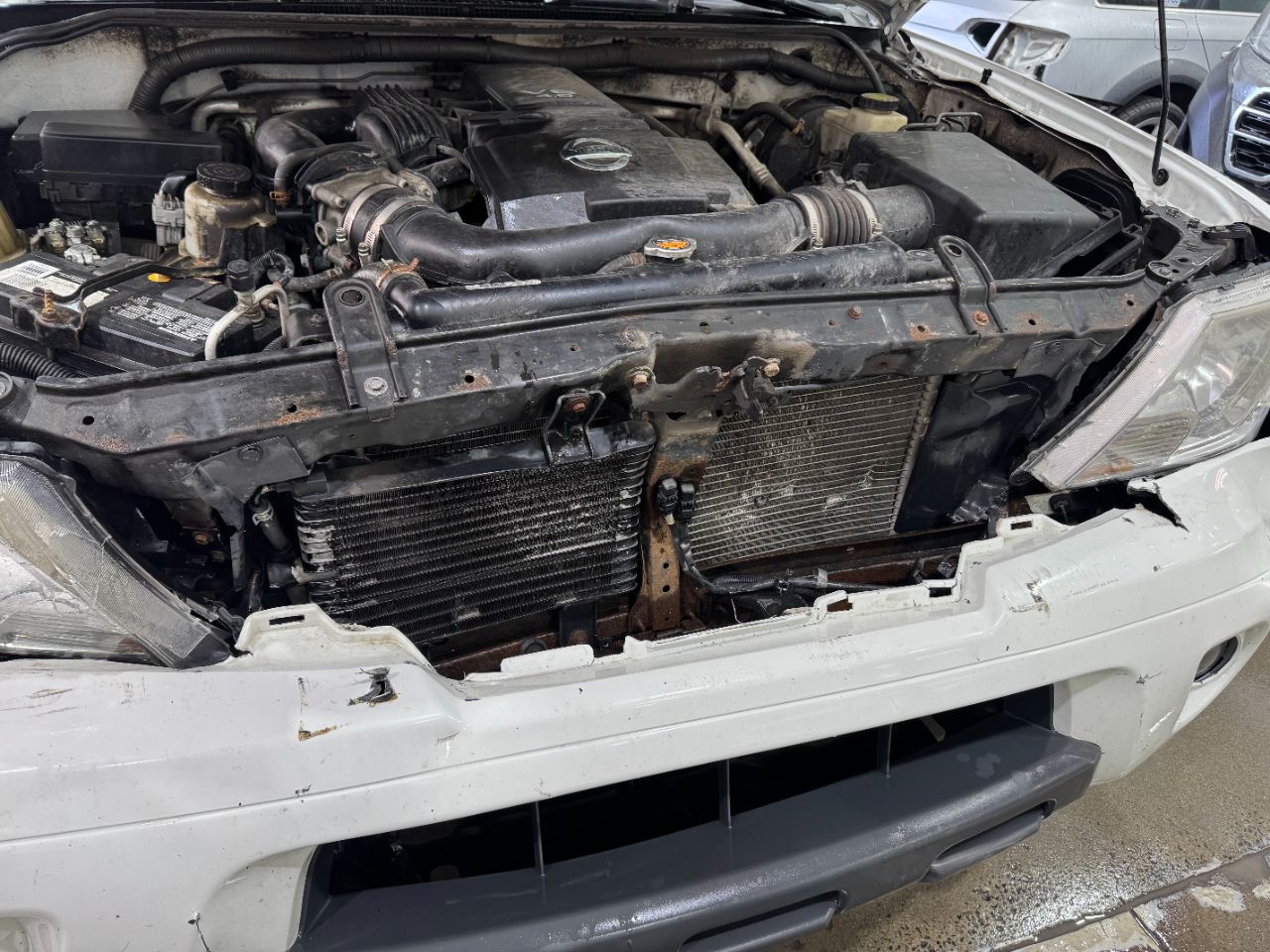 Compartiment moteur Nissan ouvert