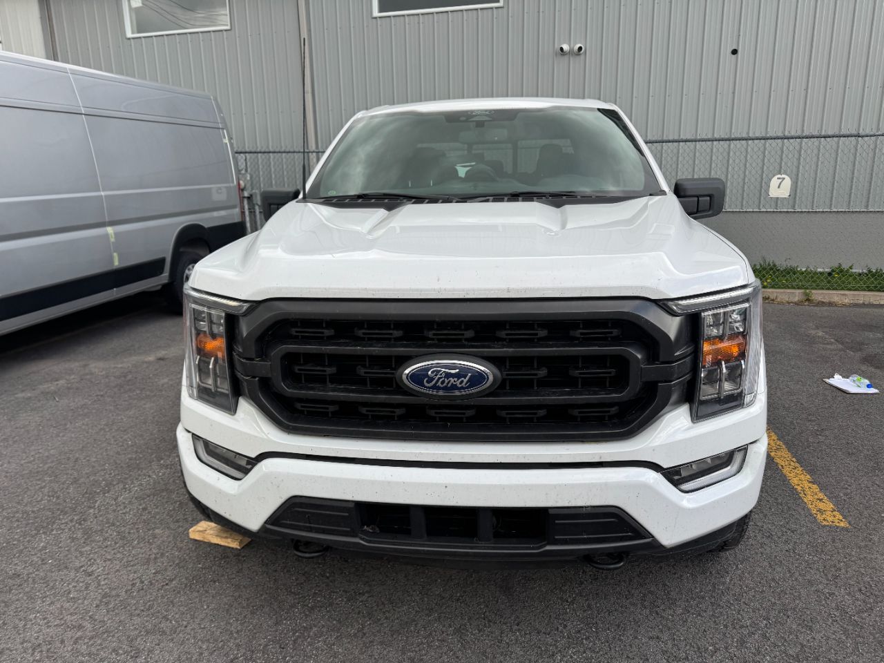 Réparation complète Ford F-150 XLT 2022 – Avant droit et jante endommagés