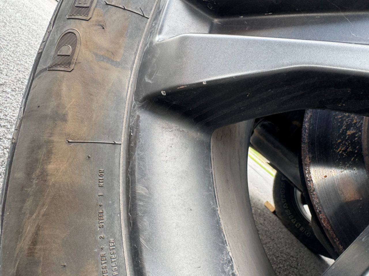 Dommage à la roue avant gauche du F-150