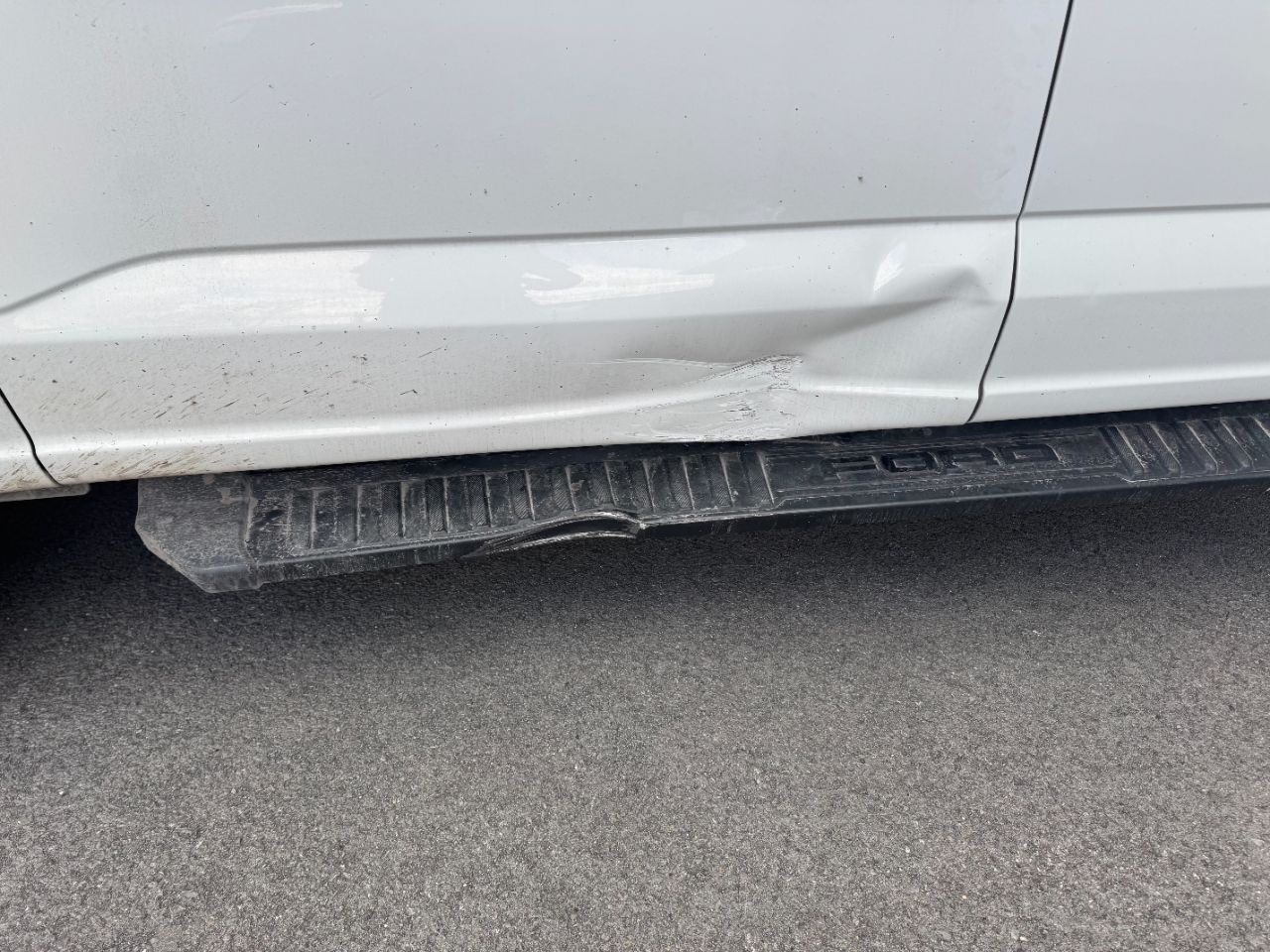 Marchepied Ford F-150 bosselé