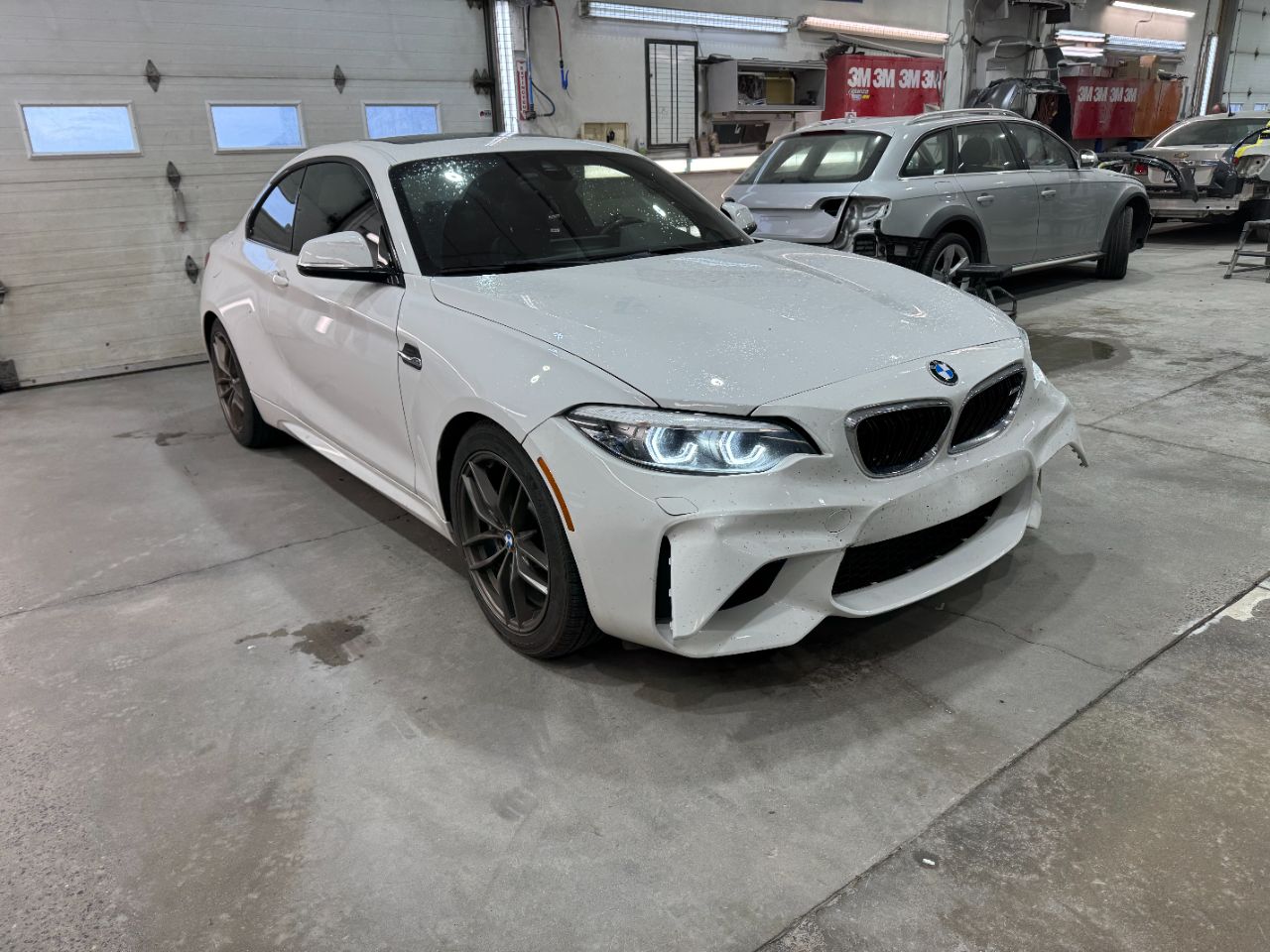 Pare-chocs et calandre endommagés sur BMW M2