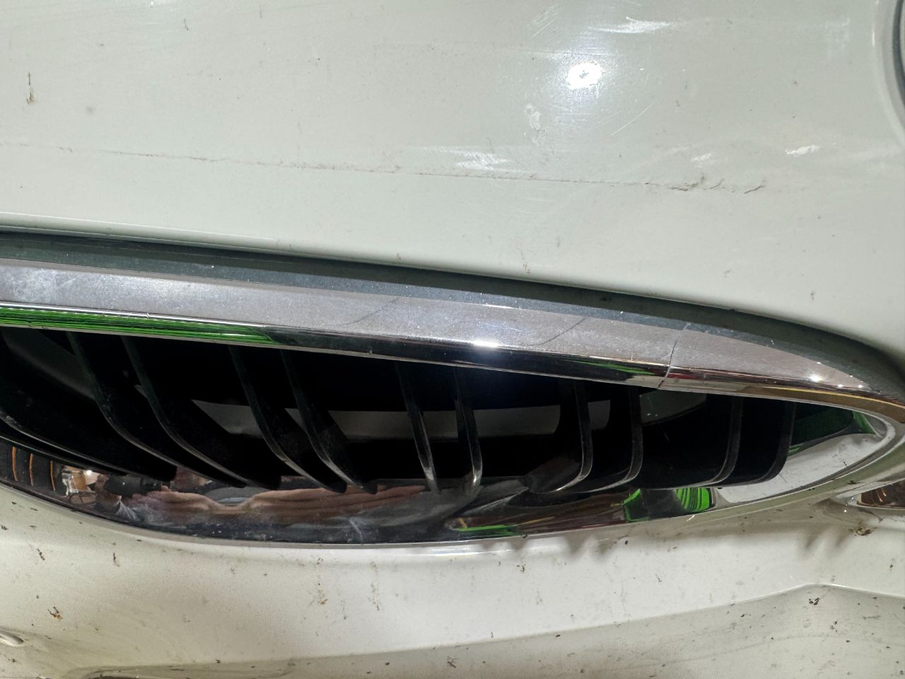 Calandre BMW rayée avant réparation