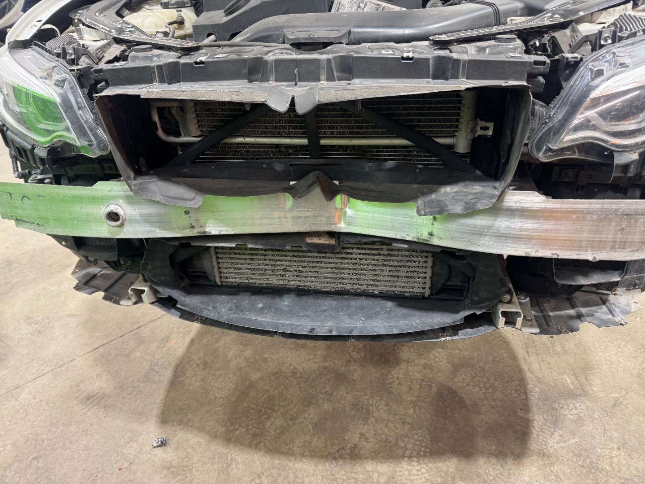 BMW M2 sans pare-chocs avant, vue structure