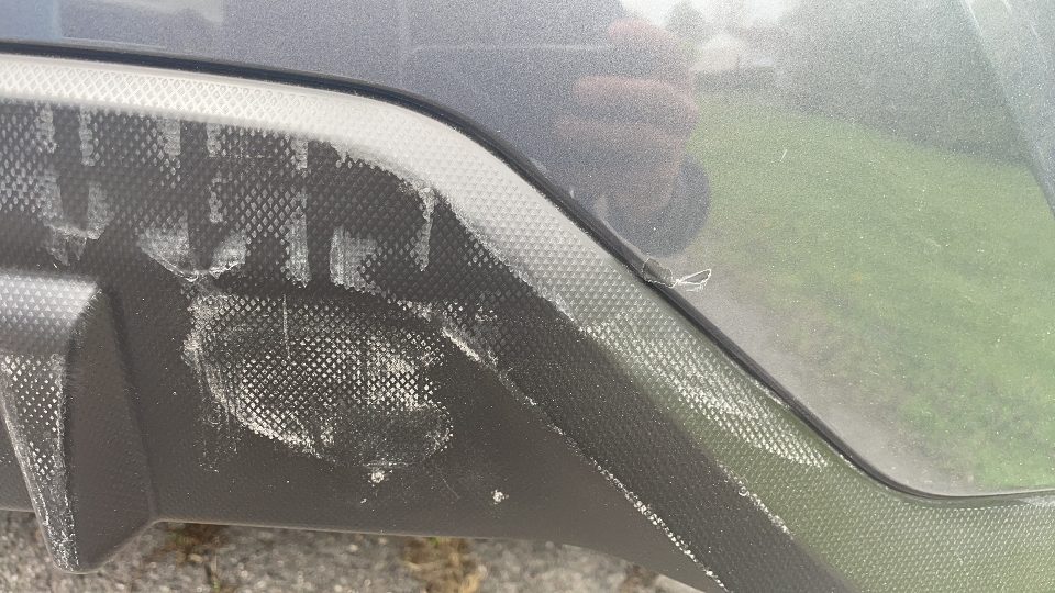 Détail de griffures sur la carrosserie arrière Subaru Crosstrek