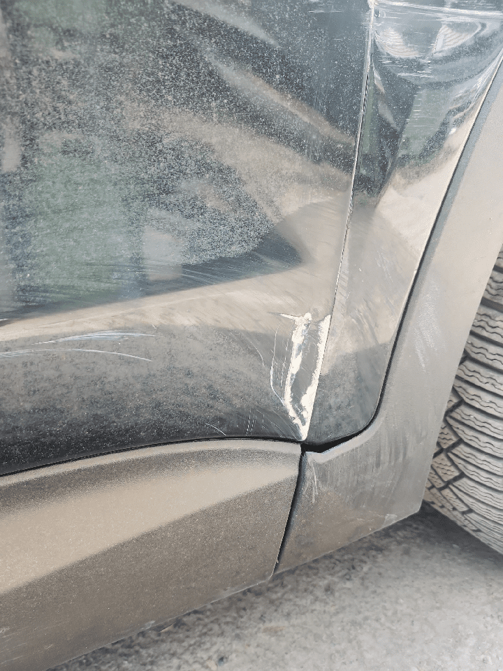 Garnissage démonté sur aile et porte Hyundai Santa Fe
