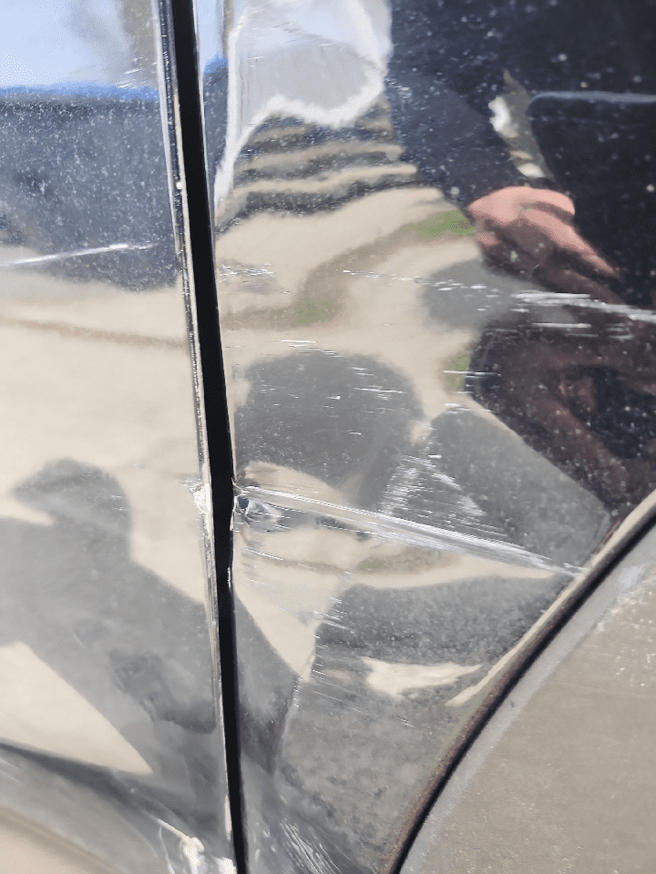 Dommages visibles sur l’aile avant droite Hyundai Santa Fe