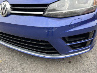 Griffures visibles autour du logo VW sur capot Golf R
