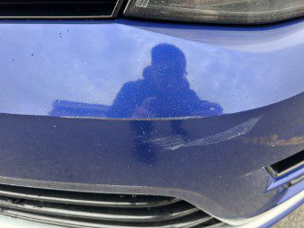 Vue basse sur le coin droit du pare-chocs abîmé Golf R