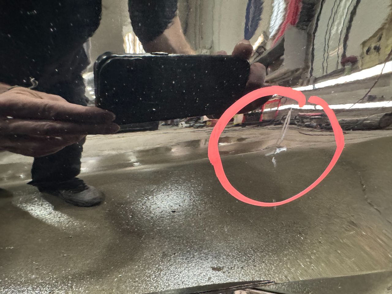Gros plan sur une bosse cerclée en rouge