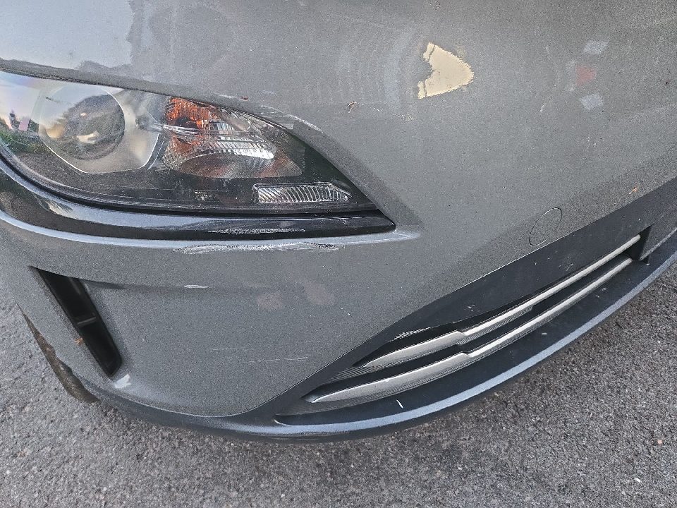 Égratignure au centre du pare-chocs