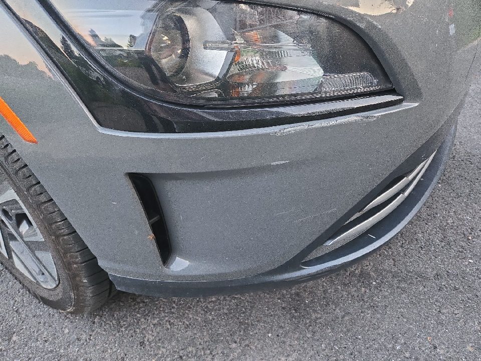 Griffure visible pare-chocs avant gauche