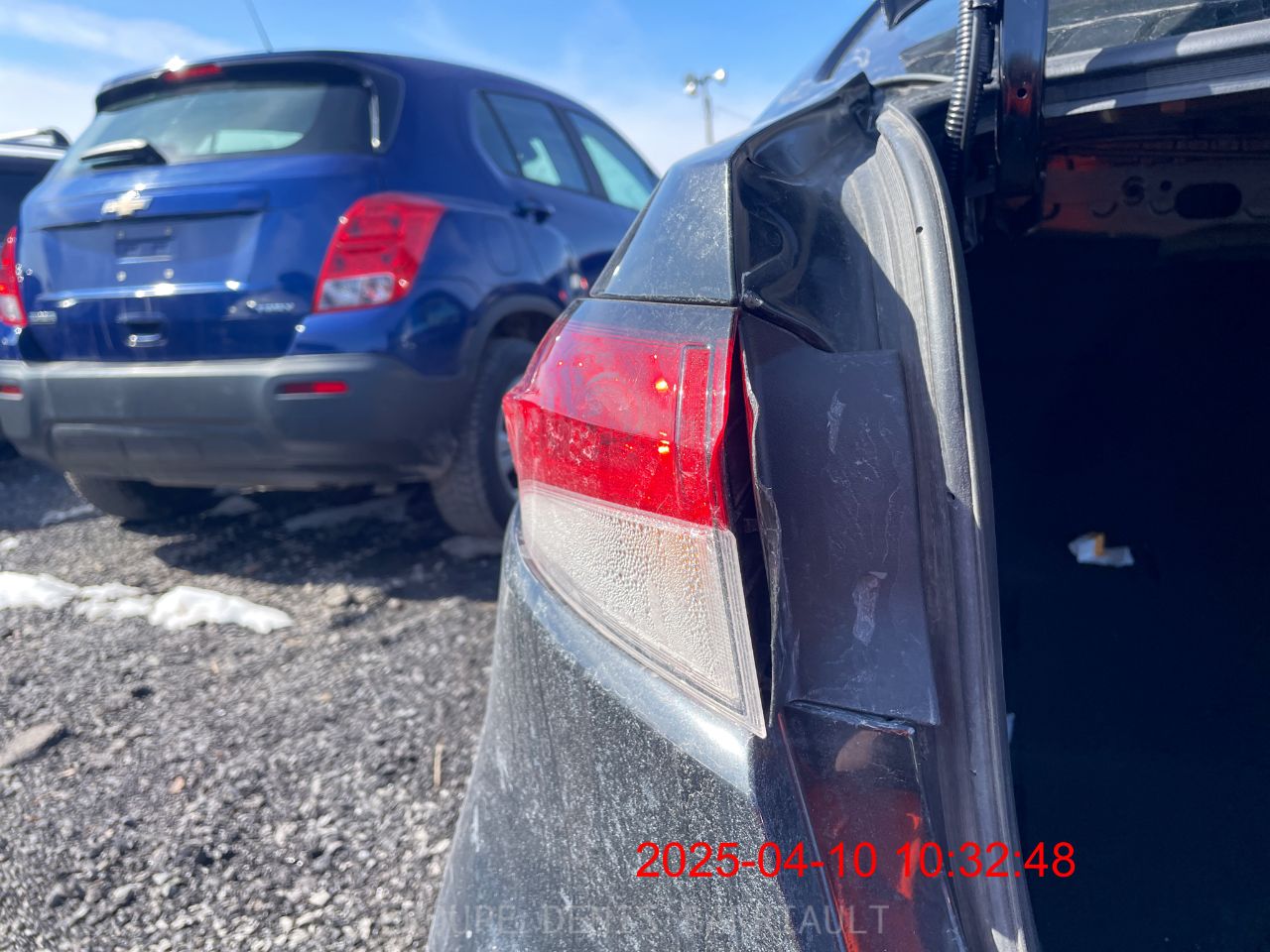 Feu arrière Toyota fissuré