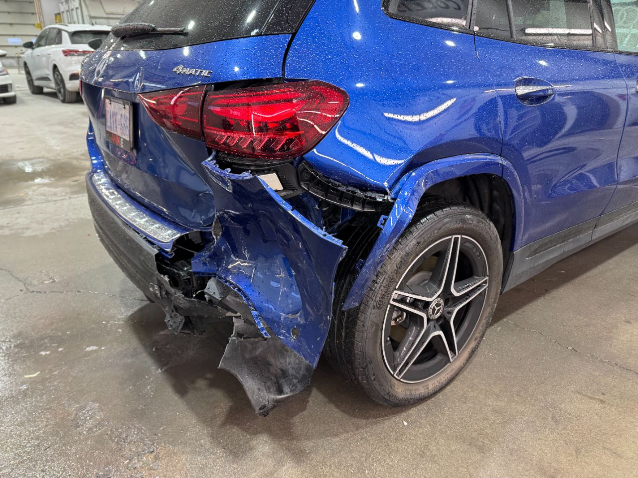 Dommages arrière droit au pare-chocs et à l’aile d’un Mercedes-Benz GLA 250