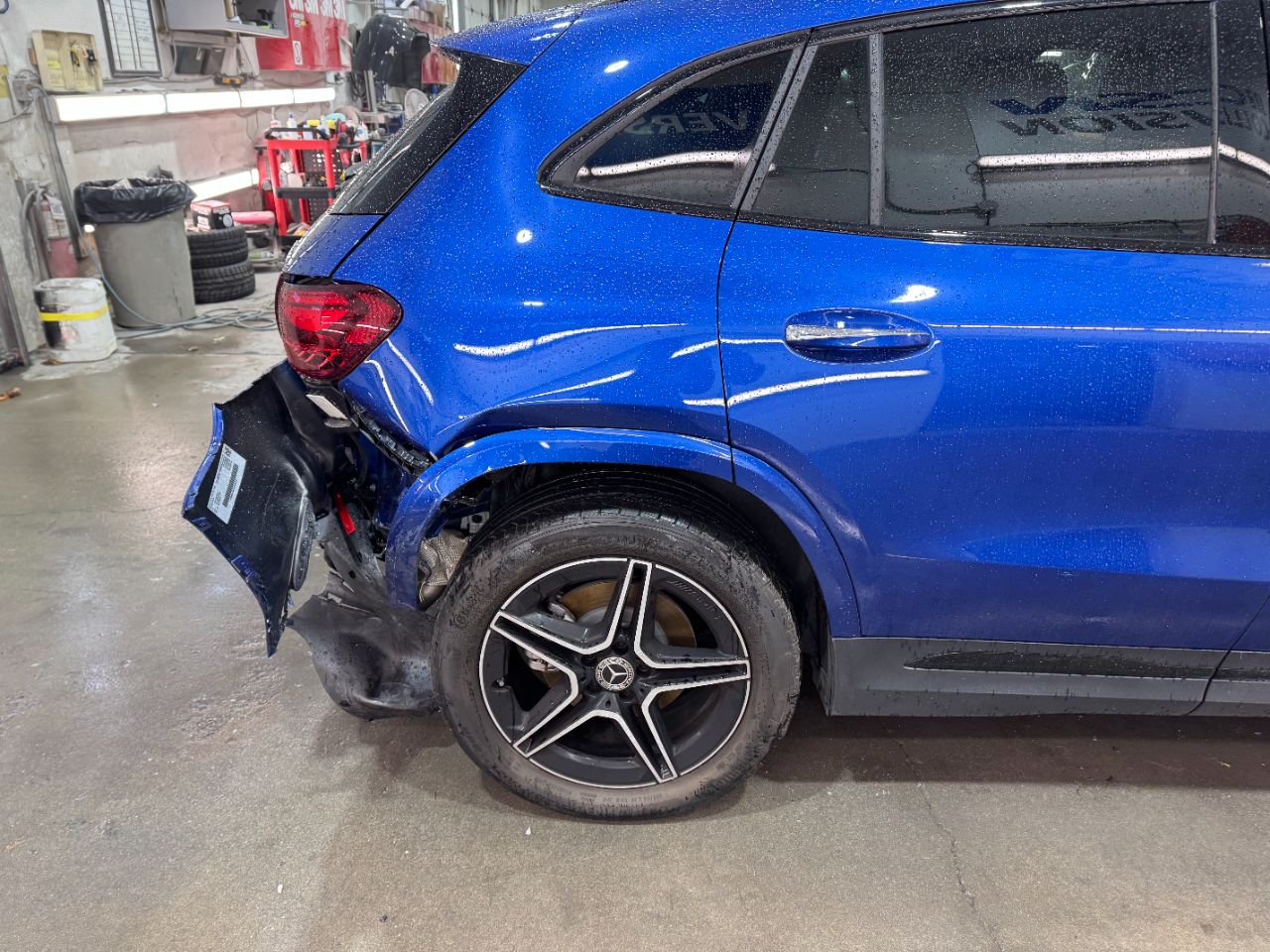 Vue latérale arrière droite d’un Mercedes-Benz GLA 250 avec dommages visibles