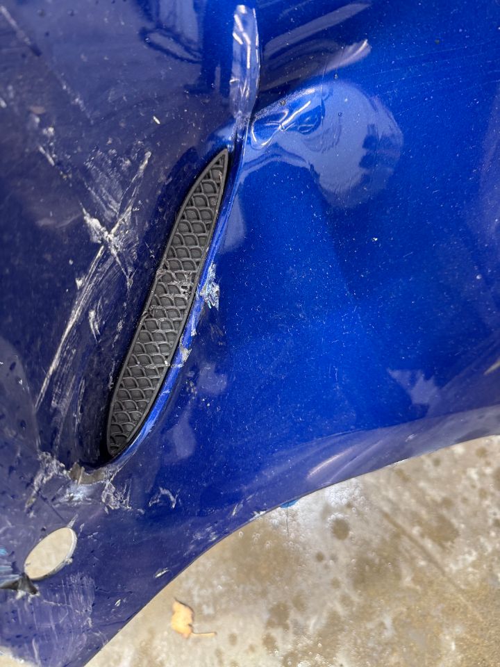 Détail des dommages sur l’aile arrière droite d’un Mercedes-Benz GLA 250