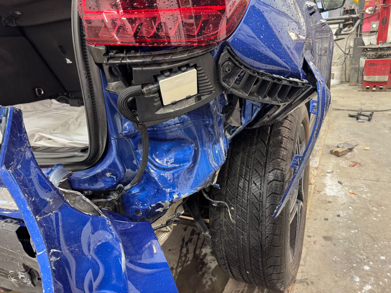 Structure arrière droite exposée suite à un impact sur un Mercedes-Benz GLA 250