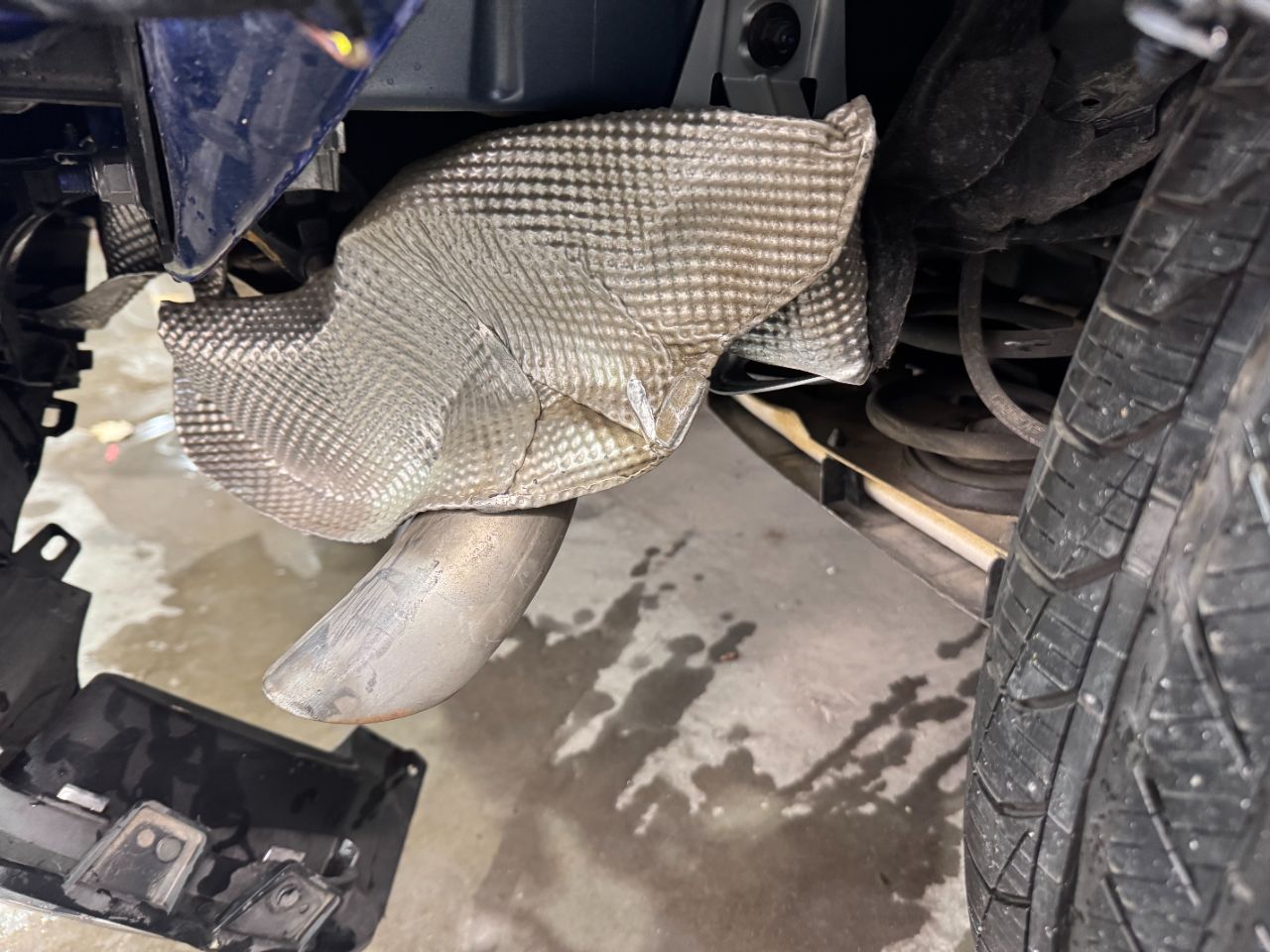 Silencieux et échappement endommagés à l’arrière d’un Mercedes-Benz GLA 250