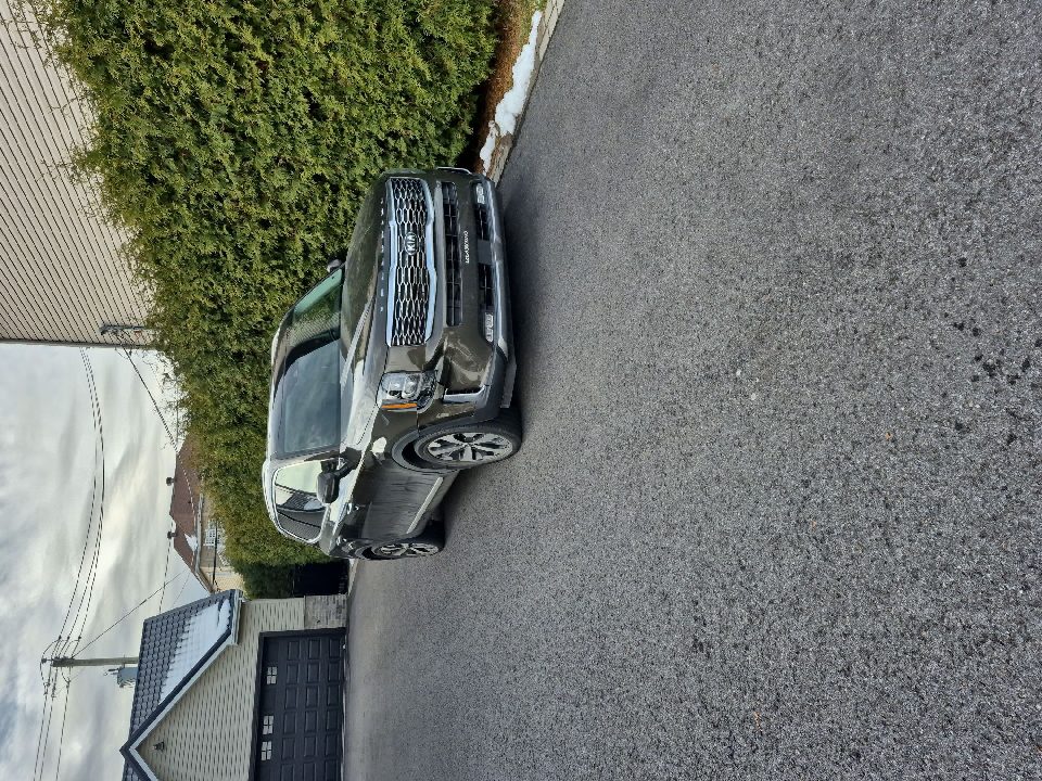 Vue d’ensemble des dommages avant montrant les dommages visibles à la carrosserie avant d’un Kia Telluride 2021 à la suite d’une collision.