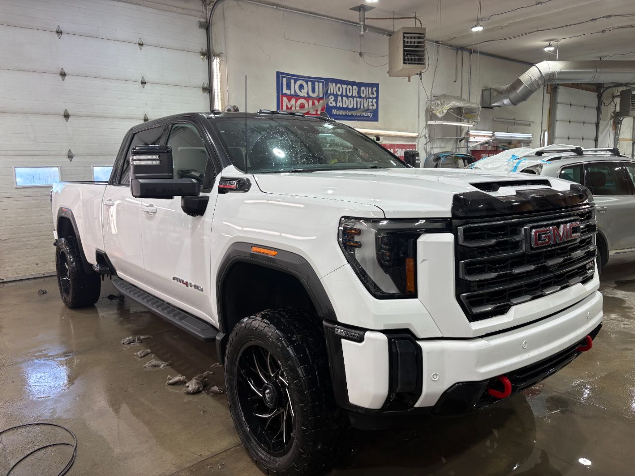 Réparation de la boîte gauche et du pare-chocs arrière sur un GMC Sierra 2500HD AT4 2024 à Saint-Jean-sur-Richelieu