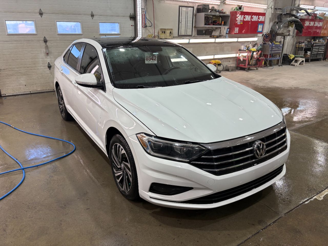 Réparation de carrosserie sur une Volkswagen Jetta Execline 2020 : vitre arrière, panneau latéral gauche et couvercle de coffre